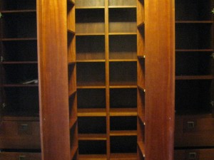 Biblioteka Art-Deco mahoniowa otwierana na wymiar