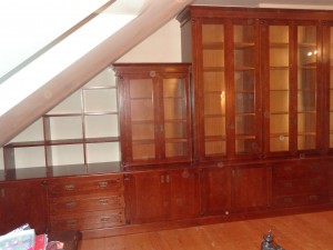 Biblioteka orzechowa zabudowa poddasza na wymiar