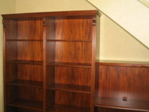 Biblioteka orzechowa zabudowa poddasza na wymiar