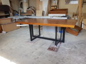 stół czereśniowy na zamówienie noga metalowa