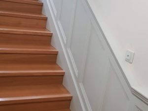 Zabudowa-boazeryjna-schodów w stylu angielskim